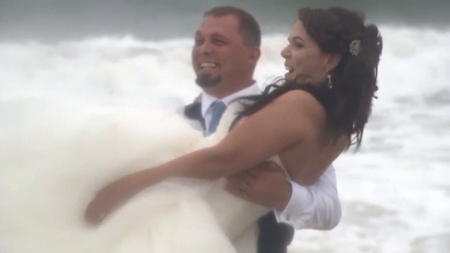 Sedinta foto in mijlocul furtunii tropicale Hermine. Cei doi miri nu au lasat intemperiile vremii sa le strice ziua