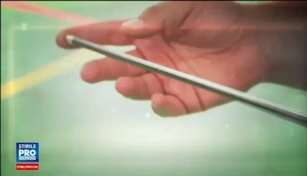 ANIMATIE GRAFICA. O tanara care manca la terasa, strapunsa de o sageata. Ancheta ar putea viza si parcul de distractii