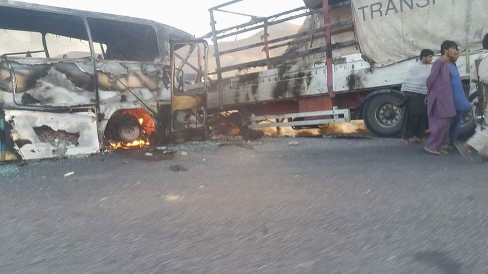 Cel putin 36 de morti si 25 de raniti, dupa ce un autobuz cu pasageri a intrat intr-o autocisterna, in Afganistan