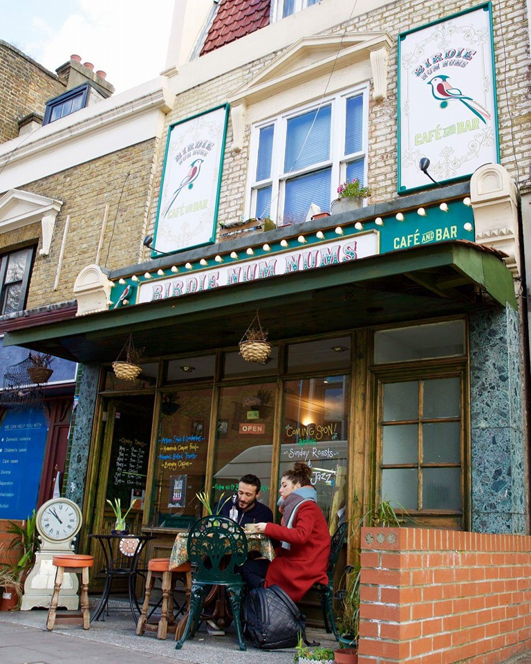 A facut un scandal monstru si a chemat politia. Ce l-a enervat atat de tare pe clientul unei cafenele londoneze