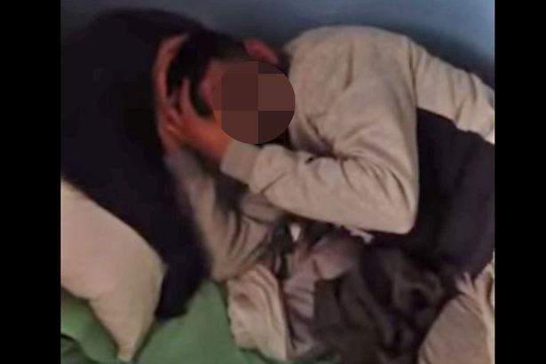 Scene brutale intr-o inchisoare din Marea Britanie. Momentul in care un detinut este batut cu bestialitate intr-o celula