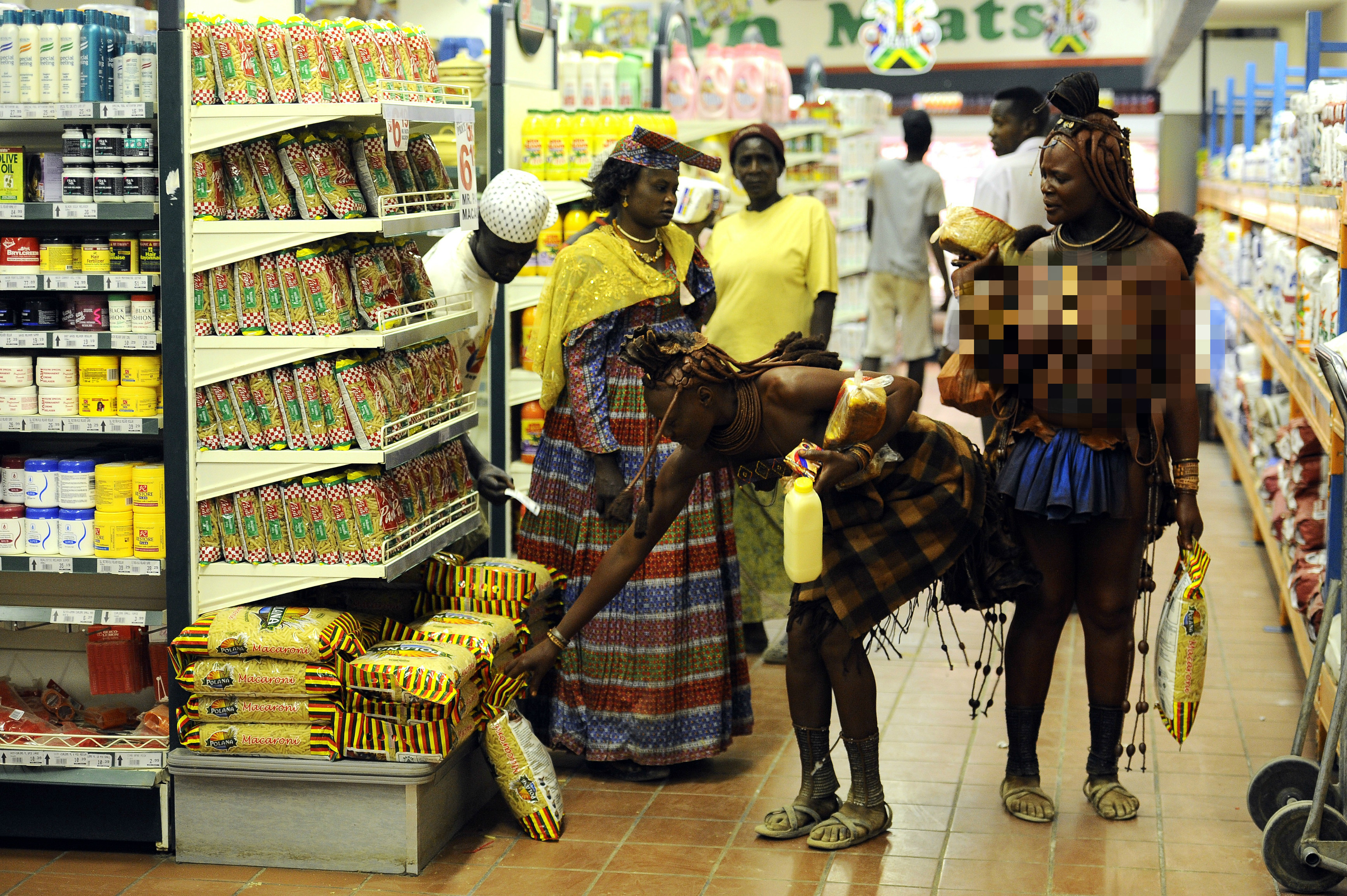 Cand traditia intalneste lumea moderna. Cum reactioneaza o femeie dintr-un trib african cand intra intr-un supermarket
