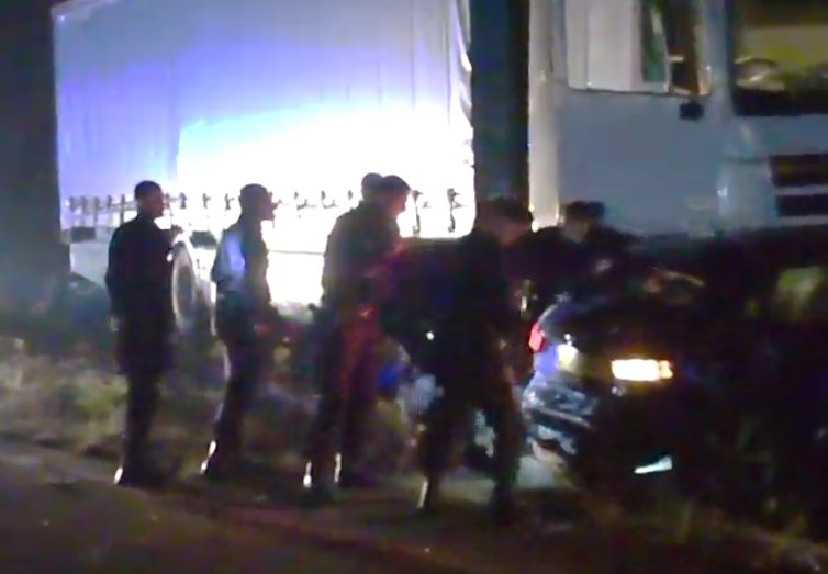 Solutia la care au recurs doi migranti pentru a scapa din "Jungla din Calais". Doi jurnalisti au fost raniti. VIDEO