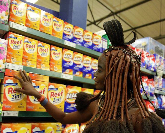 Reactia unei femei dintr-un trib african cand intra pentru prima data intr-un supermarket. FOTO