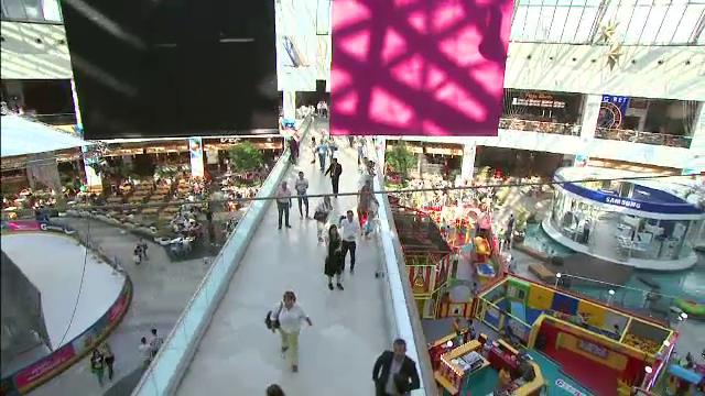 Am intrecut Berlinul si Copenhaga. De ce are Bucurestiul atatea centre comerciale si ce inseamna mersul la mall pentru romani