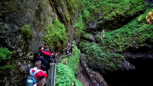 Experienta de neuitat pentru copiii dintr-o tabara din Muntii Apuseni: Am descoperit o parte a Romaniei care m-a impresionat