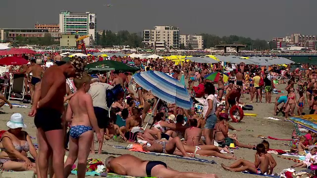 Mii de turisti au profitat de tarifele mai ieftine cu 40% pe litoral. Cat costa acum un sejur de 4 stele, in Mamaia