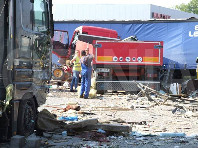 Accident grav in judetul Buzau: un TIR a iesit de pe sosea si a intrat in sediul unei firme. Doi oameni sunt raniti