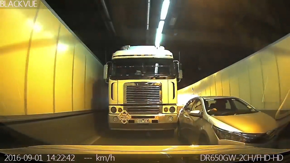 Momentul in care un sofer de camion loveste o masina care incerca sa il depaseasca, intr-un tunel. VIDEO