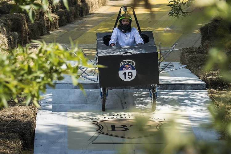 40 de masini artizanale au defilat in fata a peste 15000 de oameni la cea a doua editie a Red Bull Soapbox Race din Romania
