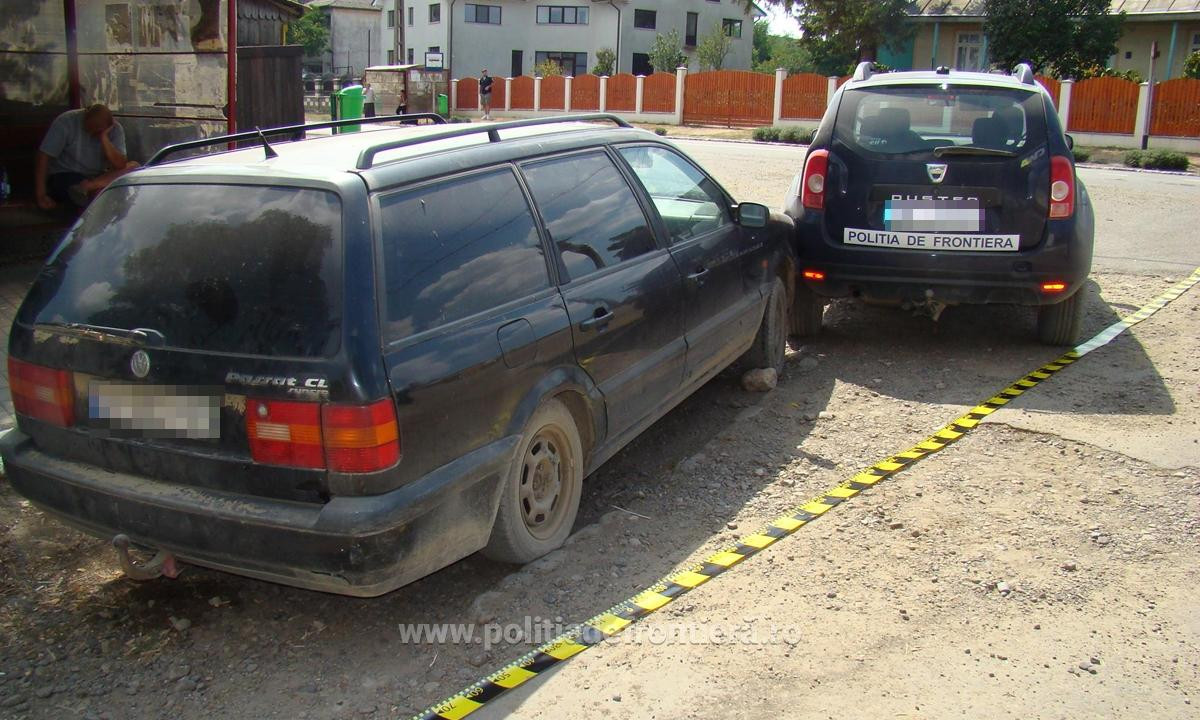 Un tanar din Moldova a sarit din masina IN MERS cand a vazut politistii romani. Ce au gasit agentii in autoturism