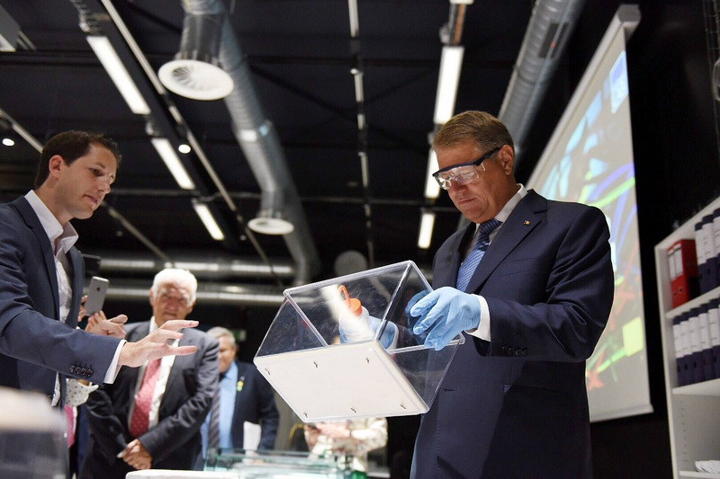 Steagul Romaniei, ridicat la sediul Organizatiei Europene pentru Cercetare Nucleara. Iohannis a participat la ceremonie. FOTO