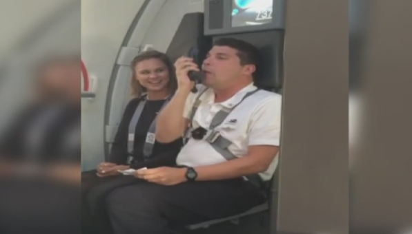 Un insotitor de zbor a facut spectacol la bordul unui avion. A vorbit ca Bugs Bunny si Tweety in timp ce citea instructiunile