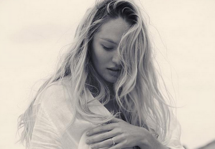 Fotomodelul Candice Swanepoel si-a rasfatat fanii cu o fotografie intima, in a 8-a luna de sarcina. Reactiile acestora