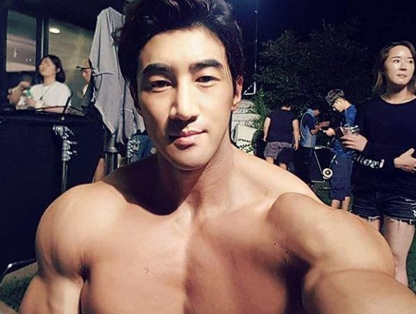 Este poreclit "Arnold din Asia" si a devenit un fenomen! Cum arata barbatul care face 3.000 de abdomene in fiecare zi