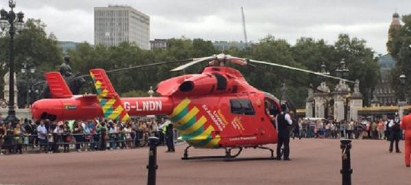 Alerta la Palatul Buckingham. Un elicopter-ambulanta a aterizat in fata resedintei regale, in urma unui incident