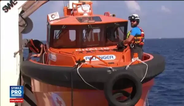150 de refugiati, salvati de paza de coasta italiana. Imagini dramatice surprinse in timpul operatiunii