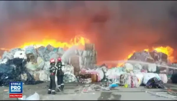 Incendiul de la o firma de reciclare a maselor plastice, din Prahova, a fost stins. O autospeciala ISU va ramane peste noapte