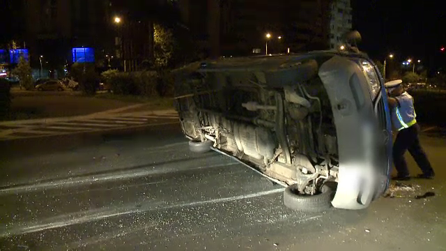 Microbuz rasturnat intr-o intersectie intens circulata din Bucuresti dupa ce a fost izbit de o masina. Declaratiile soferilor