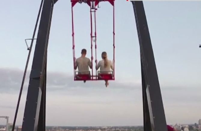 Noua atractie in Europa: leaganul la 100 de metri inaltime, pe o cladire din Amsterdam. Cat costa distractia