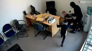 "Cel mai curajos copil din lume." Momentul in care o fetita de 6 ani incearca sa opreasca un hot inarmat cu un topor