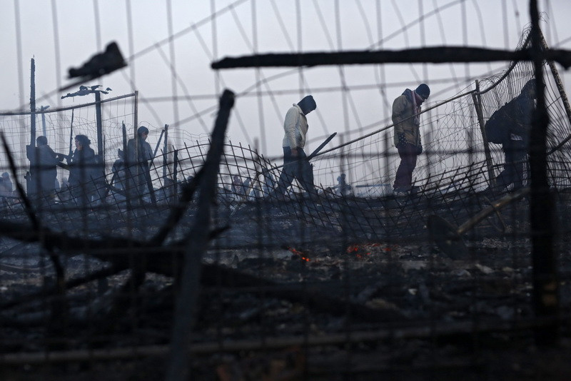 "Marele zid din Calais". Marea Britanie anunta o masura fara precedent impotriva migrantilor din "Jungla"