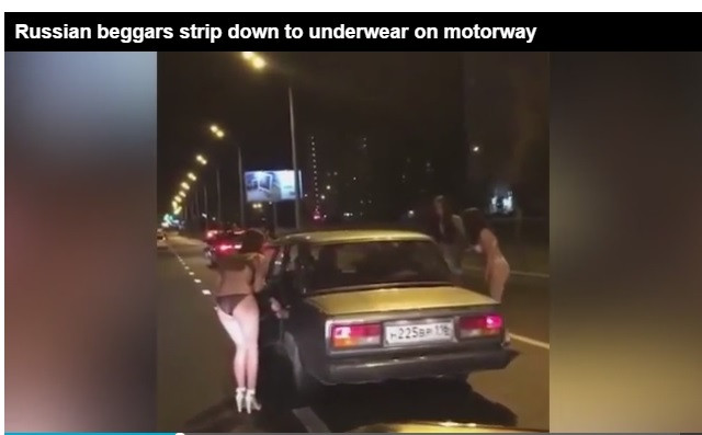 Gestul inedit pe care l-au facut niste fete din Rusia pentru a strange bani: "Ai 100 de ruble pentru un tricou?" VIDEO