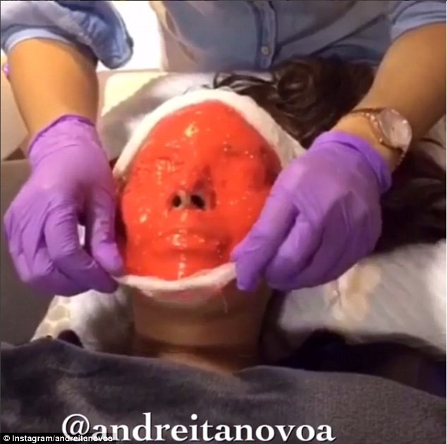 O bloggerita s-a filmat incercand o noua masca faciala pe baza de goji. Cum arata tenul ei la final