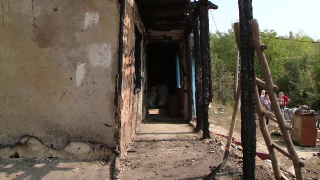 O familie cu 4 copii a ramas pe drumuri dupa ce casa le-a luat foc. Mama lor: "Cinci minute si era prea tarziu"
