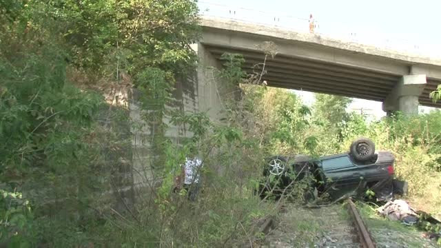 Un sofer a cazut cu masina de la 12 metri inaltime, pe o cale ferata. Barbatul sustine ca nu isi mai aminteste nimic