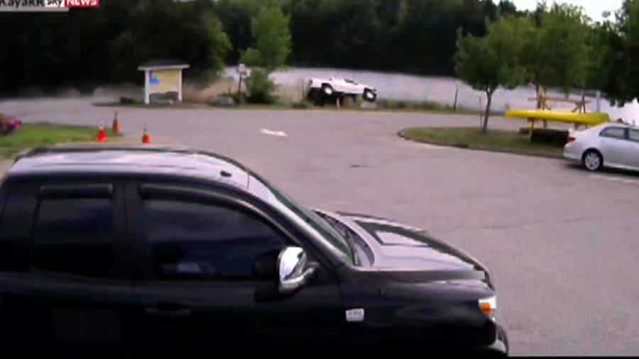 Un sofer de 61 de ani din Statele Unite a ajuns cu masina in rau. Cum a fost salvat de un trecator