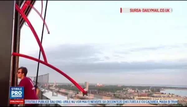 Noua atractie in Europa: leaganul la 100 de metri inaltime, pe o cladire din Amsterdam. Cat costa distractia