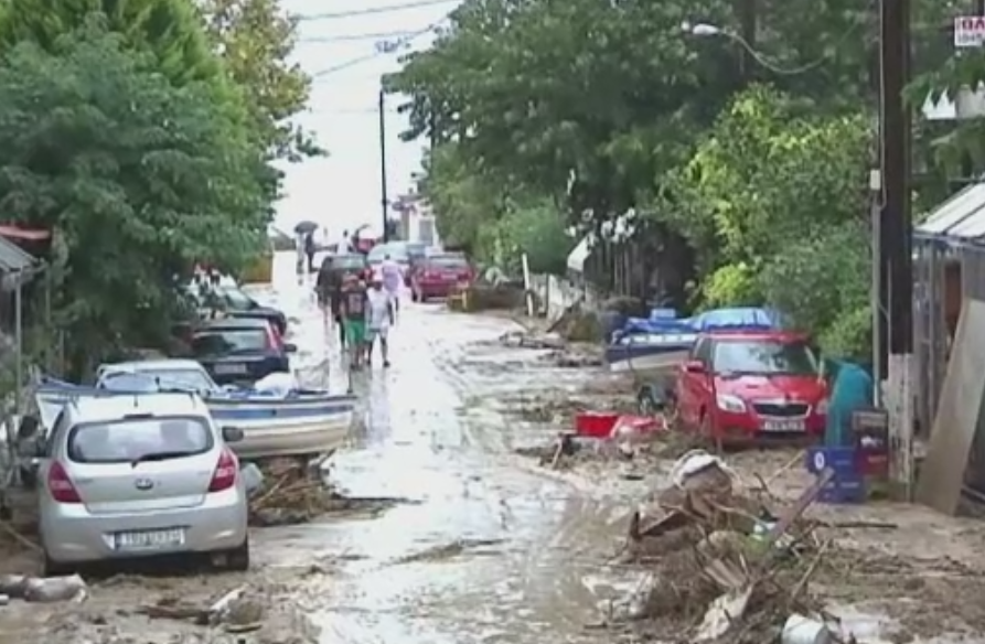 Inundatii grave in mai multe regiuni din Grecia. Ce s-a intamplat cu masina unei familii de romani aflata in Corfu