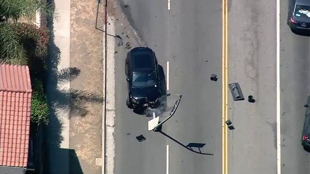 Un sofer american a facut prapad pe o autostrada din Los Angeles. Momentul in care masina ia foc dupa ce loveste un stalp