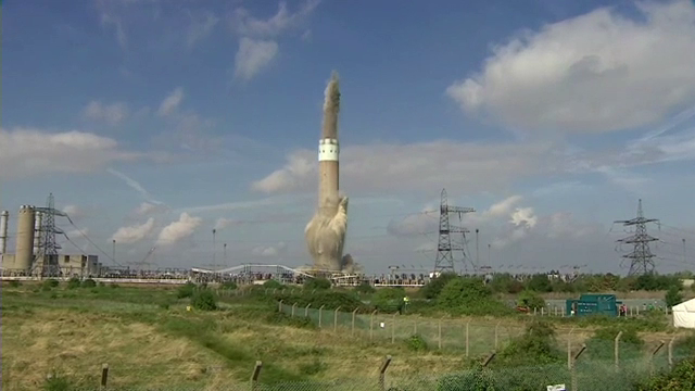 Cea mai inalta structura din beton demolata pana acum in Anglia. In urma exploziei au ramas 40.000 de tone de moloz