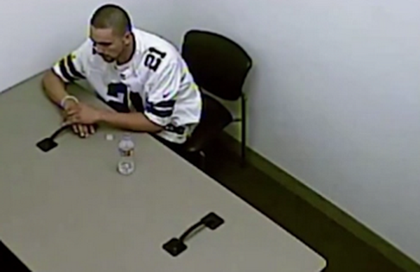 Momentul in care un suspect incatusat a reusit sa se elibereze si a evadat prin tavan. Ce a urmat. VIDEO