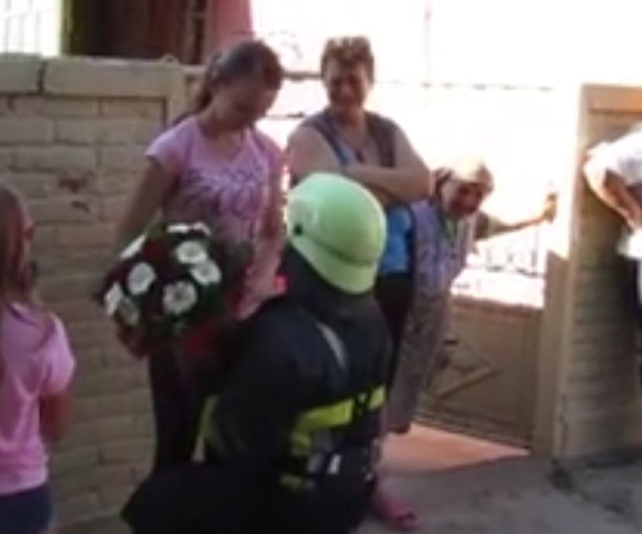 S-a dus sa-si ceara iubita de nevasta cu trei masini de pompieri. Localnicii credeau ca a luat foc satul. VIDEO
