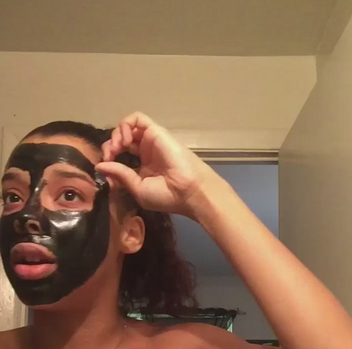 A regretat imediat decizia de a incerca o masca faciala noua, cu carbune. Reactia tinerei a ajuns virala. VIDEO