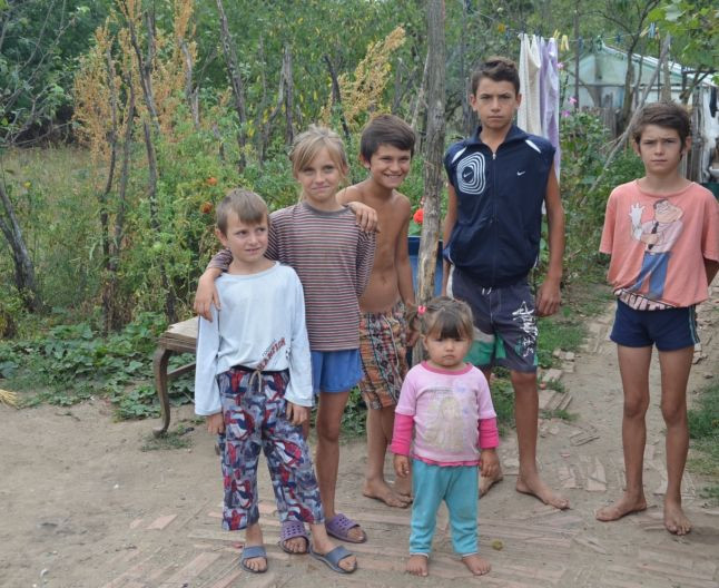 Cat de "gratuit" este invatamantul in Romania. S-au imprumutat la banca pentru a-si putea trimite copiii la scoala