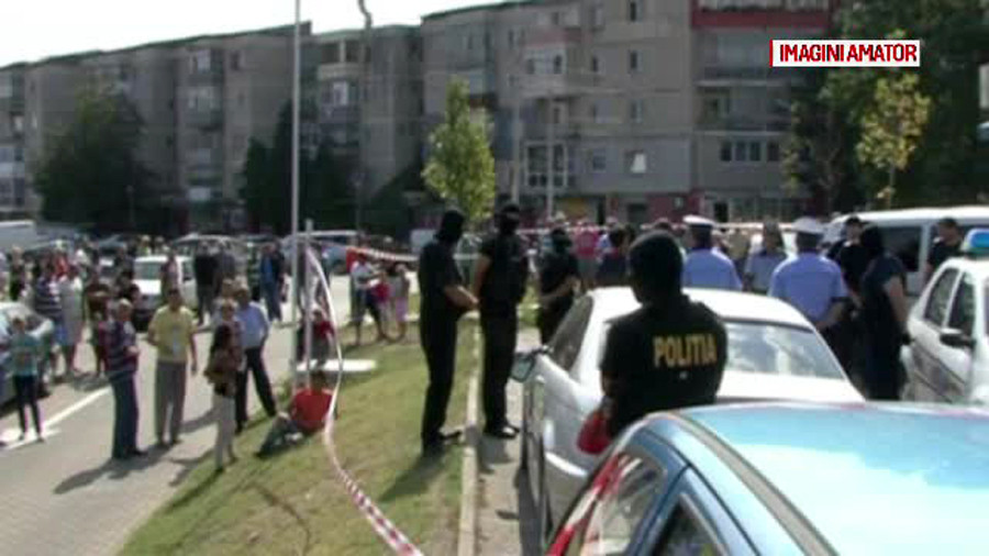 Un barbat din Mehedinti s-a baricadat in masina cand a fost prins de politisti. Ce au descoperit in masina lui