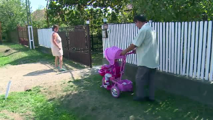 O romanca, obligata sa ii incredinteze fiica tatalui, dupa ce a fugit cu ea din Italia. "Le-am gasit in frig, nemancate"