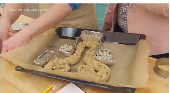 Un concurent la Bake Off a reusit sa strice emisiunea. Ce i-a iesit cand a vrut sa modeleze "ciocanul lui Thor"