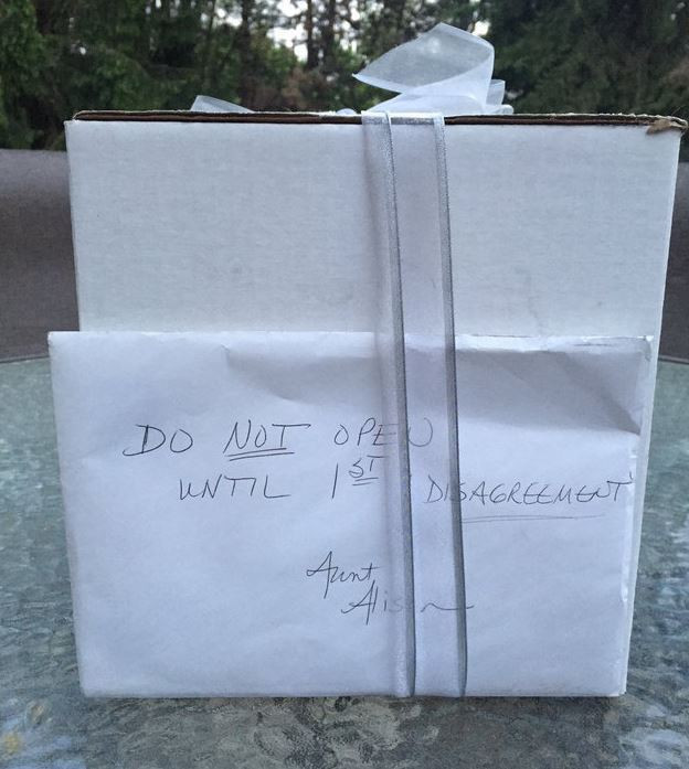 In ziua nuntii, au primit un plic pe care scria "nu-l deschideti pana la prima cearta". Surpriza pe care au avut-o dupa 9 ani