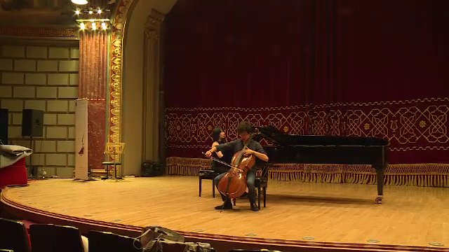 Doi violoncelisti asiatici, rivali la Concursul International "George Enescu". Parerile lor despre sala Ateneului Roman
