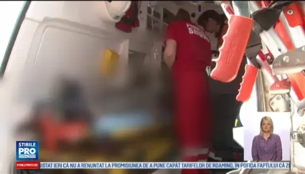 Un sofer a cazut cu masina de la 12 metri inaltime, pe o cale ferata. Barbatul sustine ca nu isi mai aminteste nimic