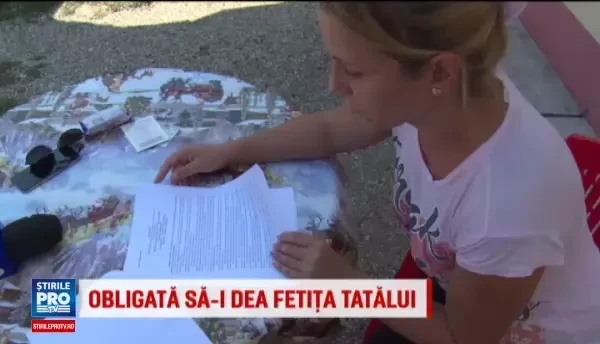 O romanca, obligata sa ii incredinteze fiica tatalui, dupa ce a fugit cu ea din Italia. Le-am gasit in frig, nemancate