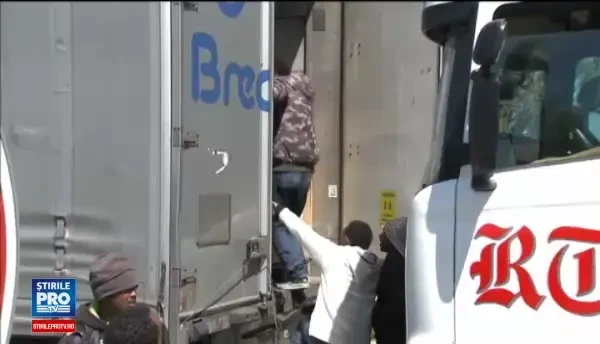 Marele zid din Calais. Marea Britanie anunta o masura fara precedent impotriva migrantilor din Jungla