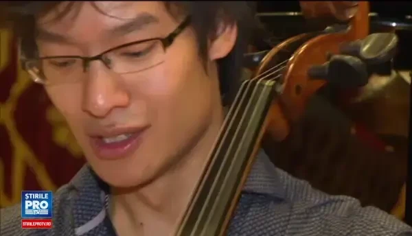 Doi violoncelisti asiatici, rivali la Concursul International George Enescu. Parerile lor despre sala Ateneului Roman