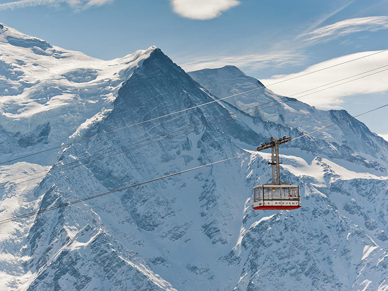 Alpii francezi: 45 de persoane, intre care si un copil, si-au petrecut noaptea in telecabine
