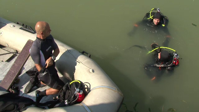 Dupa doua zile de cautari, cadavrul fetei de 14 ani care s-a inecat in raul Bistrita a fost scos la suprafata de scafandri